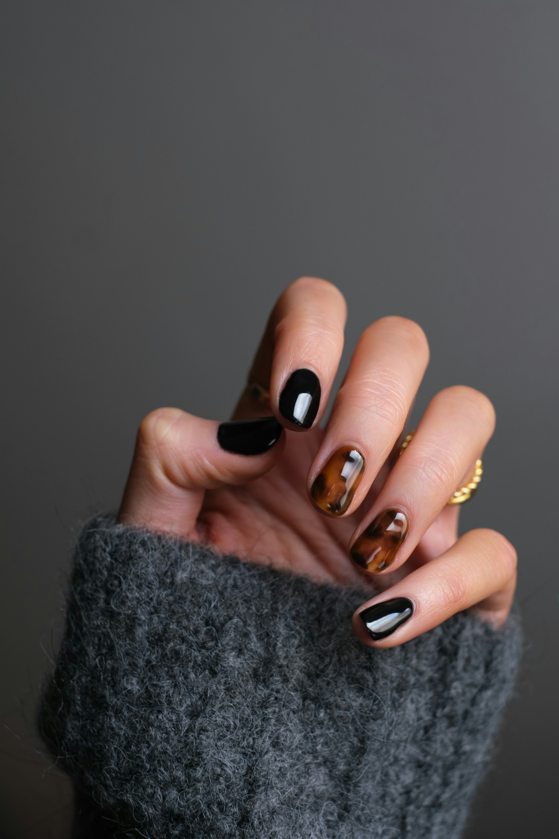 Editorial inspiration: glossy black nails with tortoiseshell accents